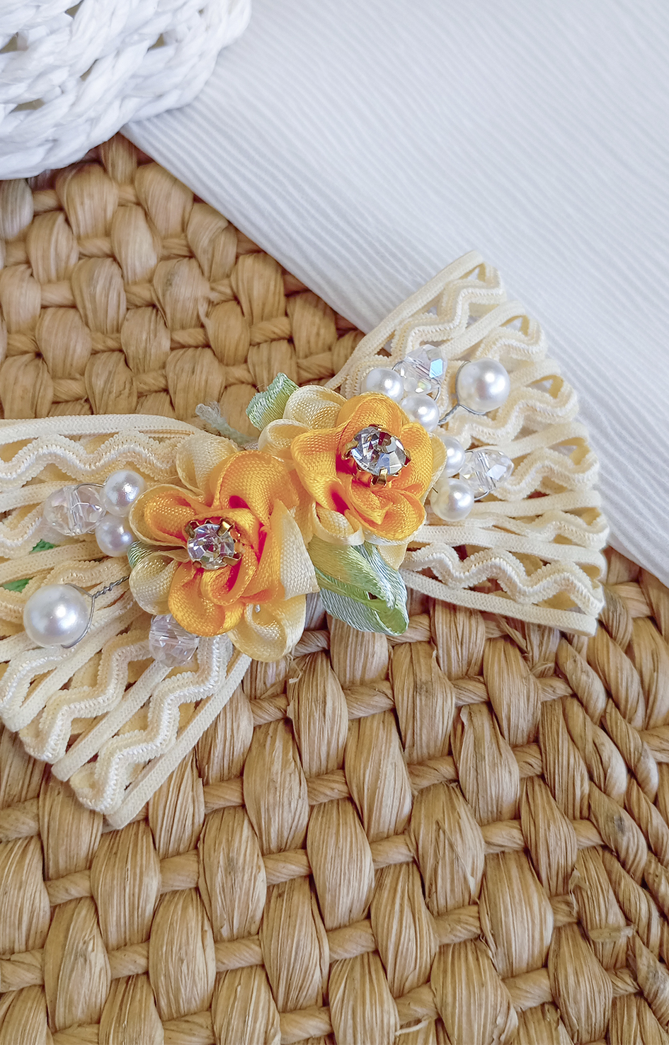 Laço Daiana - Laço de Cabelo em Fita de Renda com Pérolas - Imagem 3