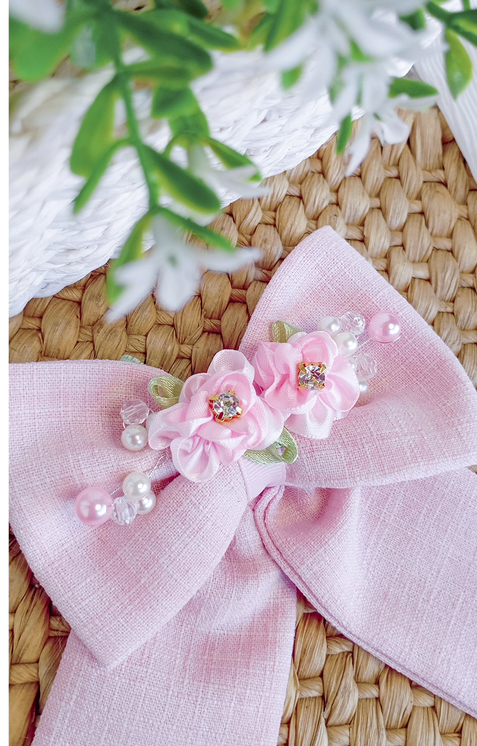 Laço Perolado de Cabelo em Linho Bordado com Pérolas – Elegância e Sofisticação - Imagem 3